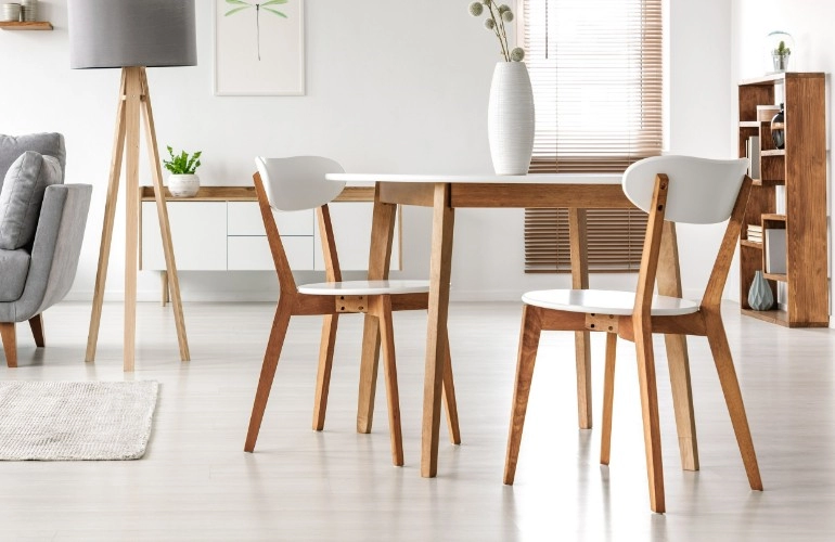 stół i krzesła w jadalni